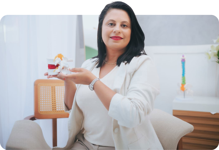 Dra. Monique Meirelles em seu espaço de fisioterapia